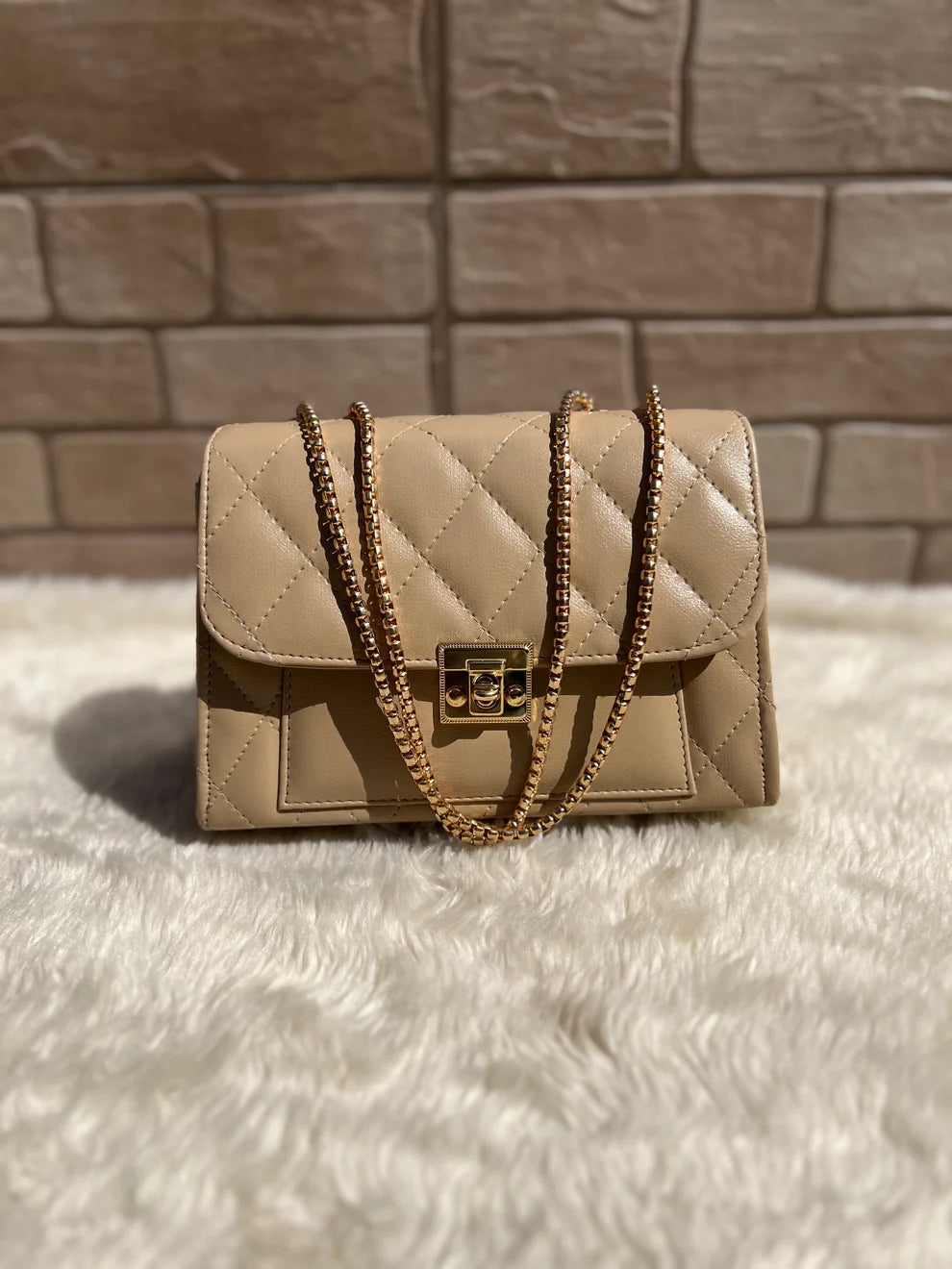 Cross body bag with golden chain.(Beige)