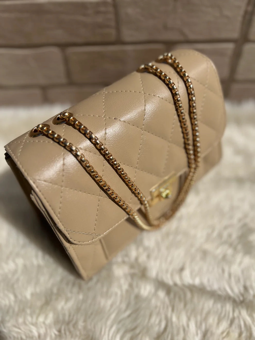 Cross body bag with golden chain.(Beige)