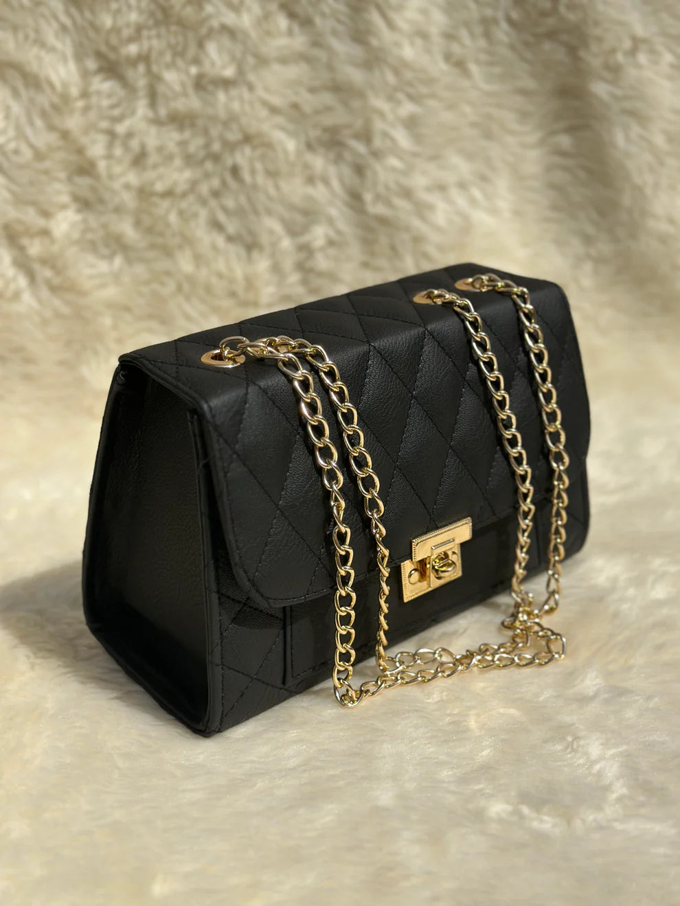 Cross body bag with golden chain.(Black)
