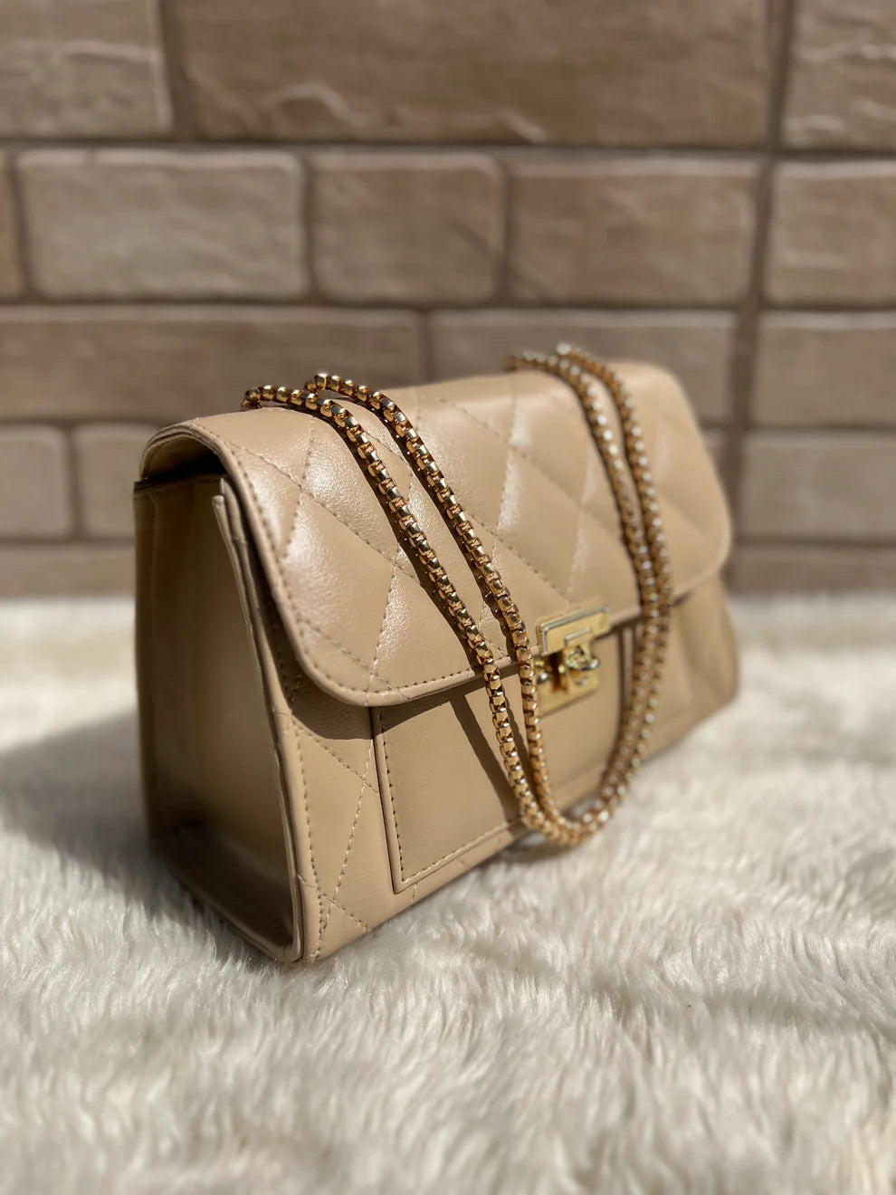 Cross body bag with golden chain.(Beige)