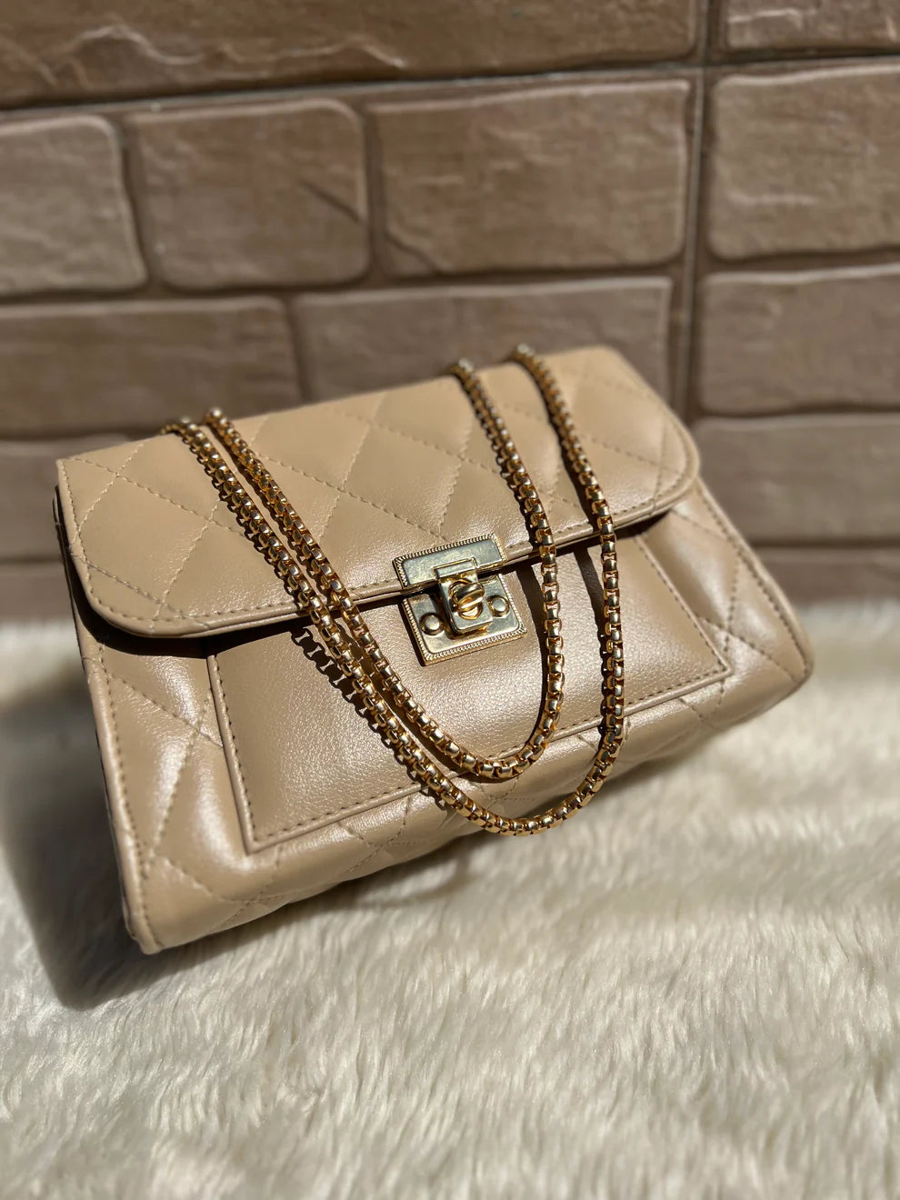 Cross body bag with golden chain.(Beige)