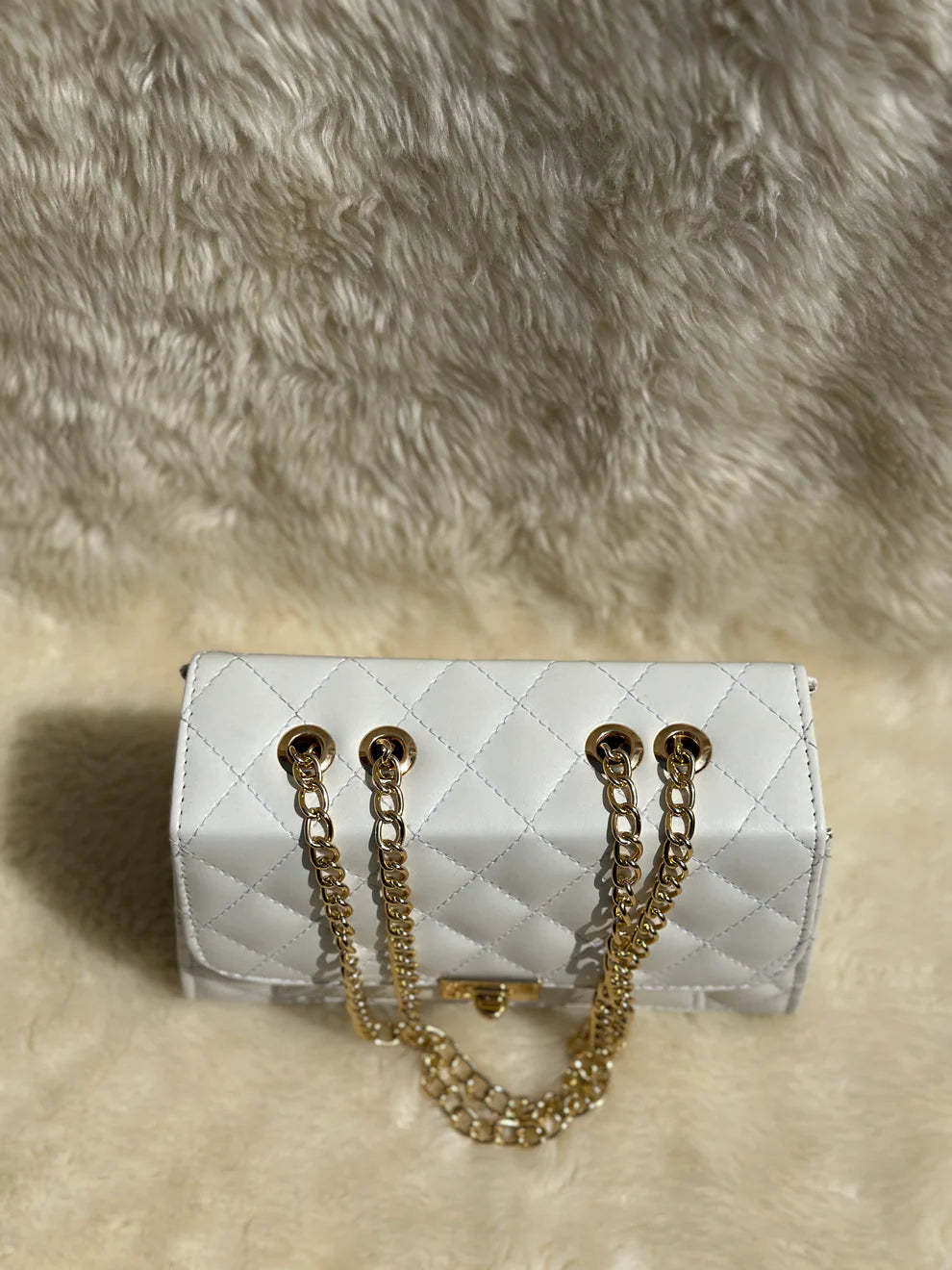 Cross body bag with golden chain.(White)