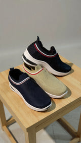 Lightweight cushioned sole men’s slip-on shoes