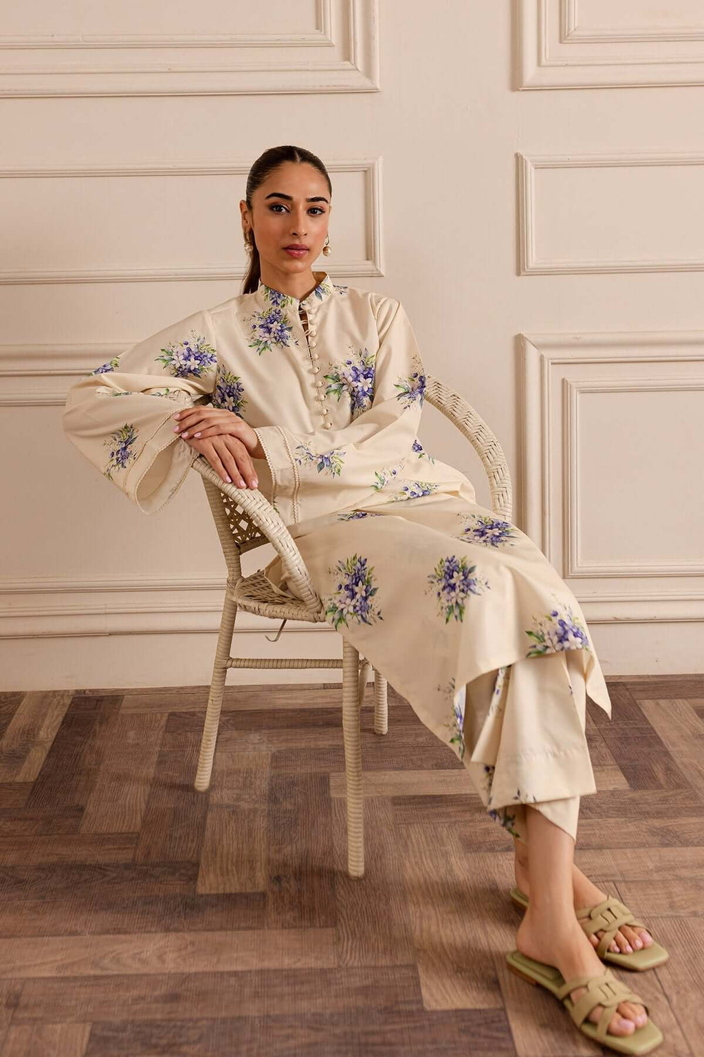 Women cream kurta with floral design