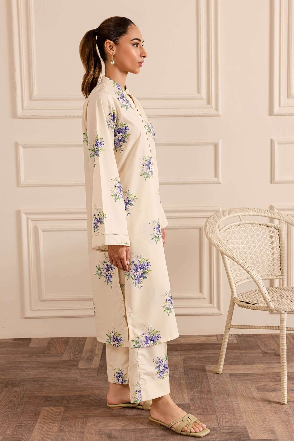 Women cream kurta with floral design
