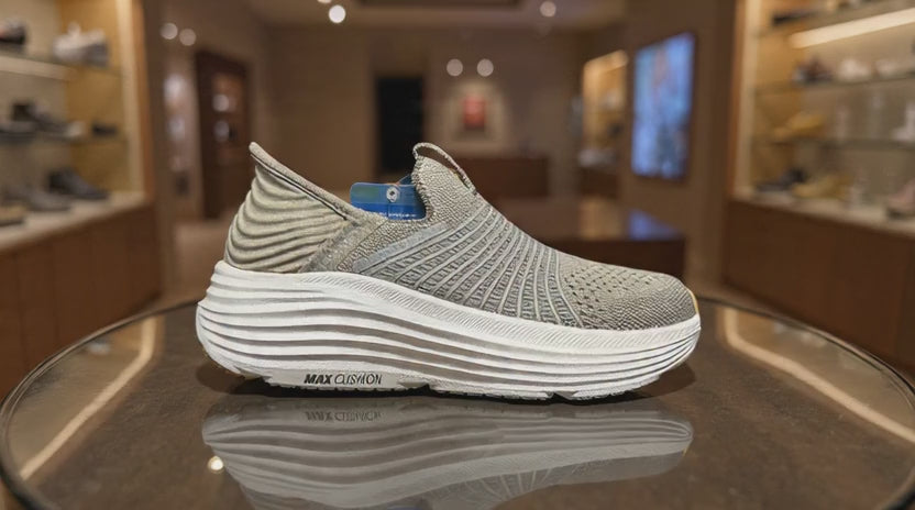 Lightweight everyday footwear with elevated platform base